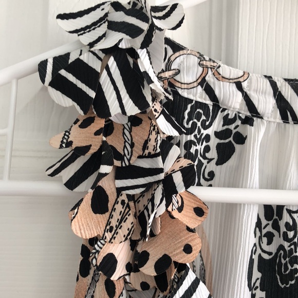 Sioni animal print ruffled collar sleeveless summer blouse - Picture 4 of 12